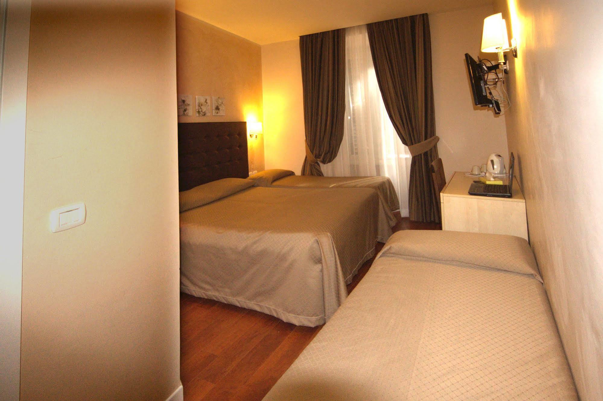 Roma Rooms Colosseum מראה חיצוני תמונה